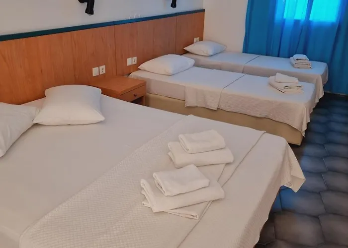 Budget 50m From The And Center Περίσσα